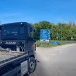 Пореден опасен случай на пътя: Камион &bdquo;реже" пътя на кола ВИДЕО