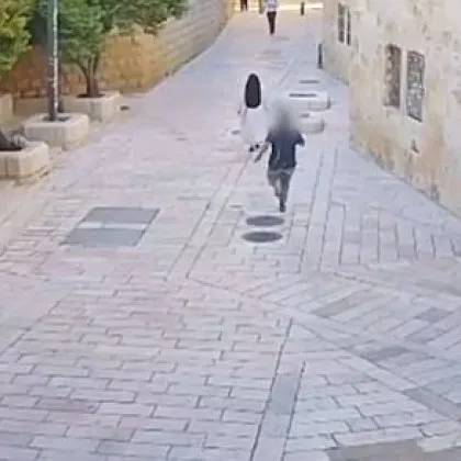Кошмар в Йерусалим! Мъж умишлено събори монахиня на земята ВИДЕО