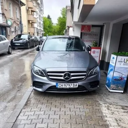 Лъскав Мерцедес превзе роден тротоар СНИМКА