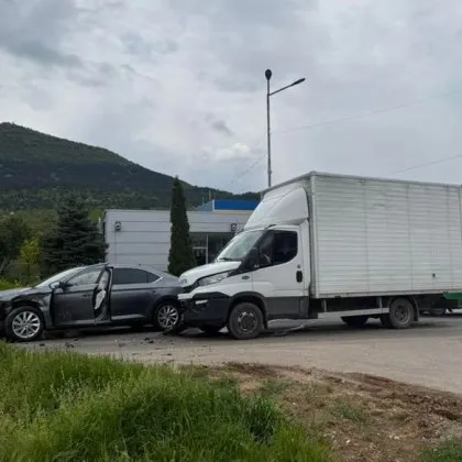 Тежък сблъсък край Асеновград, кола e помляна СНИМКА