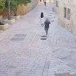 Кошмар в Йерусалим! Мъж умишлено събори монахиня на земята ВИДЕО