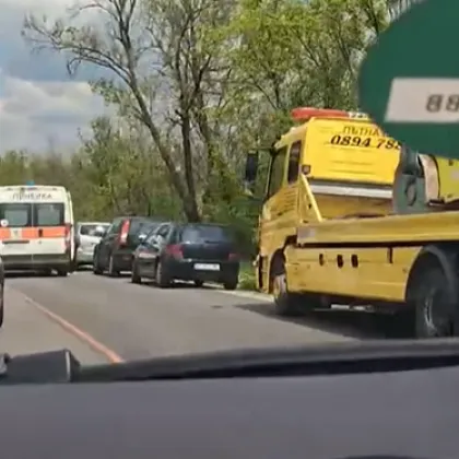 Верижна катастрофа край Търново, пристигна линейка