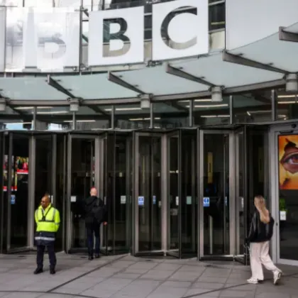 Водещ на BBC е обвинен в насилие над колежка