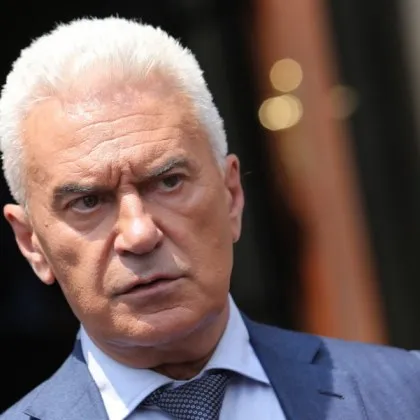Волен Сидеров в неадекватно състояние в центъра на София! Викат линейка