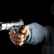 18-годишен стреля с пистолет от движеща се кола в Перник