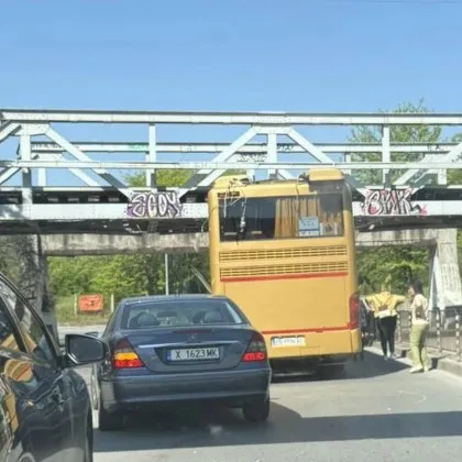 Автобус с деца се заклещи под мост в Пловдив СНИМКИ