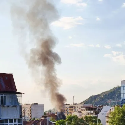 Гъст черен дим се издигна над Кючука, пожар разтревожи пловдивчани СНИМКИ