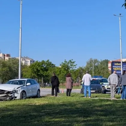 Кола катастрофира на кръгово в Пловдив, има линейка СНИМКИ