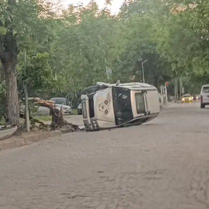 Кола се обърна странично на улица в Пловдив СНИМКА