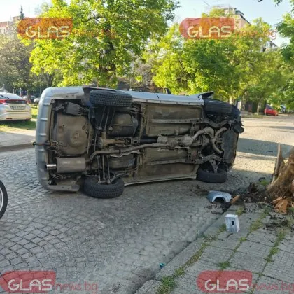 Кола се обърна странично на улица в Пловдив СНИМКА