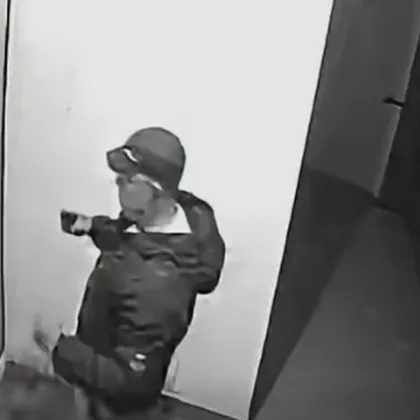 Вандализъм в Перник: Мъж потроши входна врата на блок ВИДЕО