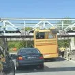 Автобус с деца се заклещи под мост в Пловдив СНИМКИ