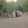 Кола се обърна странично на улица в Пловдив СНИМКА