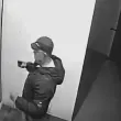 Вандализъм в Перник: Мъж потроши входна врата на блок ВИДЕО