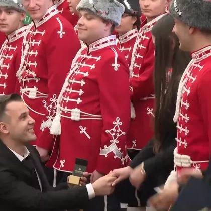 Горчиво! Неочаквано предложение за брак в Президентството ВИДЕО