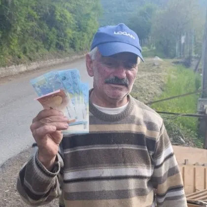 Добро дело! Жена върна изгубените 330 евро на дядо Петър от Своге СНИМКИ