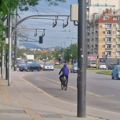 Колоездач строши автобус с метална палка след клаксон