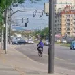 Колоездач строши автобус с метална палка след клаксон