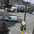 Шофьор се блъсна в знак, изчезна за секунди ВИДЕО