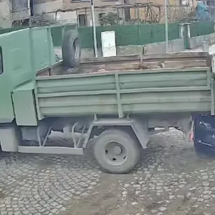 Уволниха шофьора на общинския камион, ударил паркирана кола в Пловдив