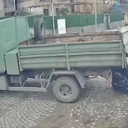 Жена избегна удар от общински камион в Пловдив, секунди по-късно машината удари кола ВИДЕО