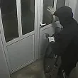 С качулка и инструменти: Видеокамери заснеха кражба на електрически велосипед в старата столица