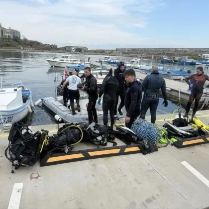 Водолази чистиха морското дъно на Созопол