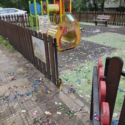 "За тези неща се глобява": Гневни реакции след празненство на детска площадка СНИМКА