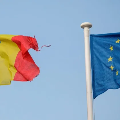 Румънски евродепутат демонстративно скъса знамето на ЕС в Деня на Европа
