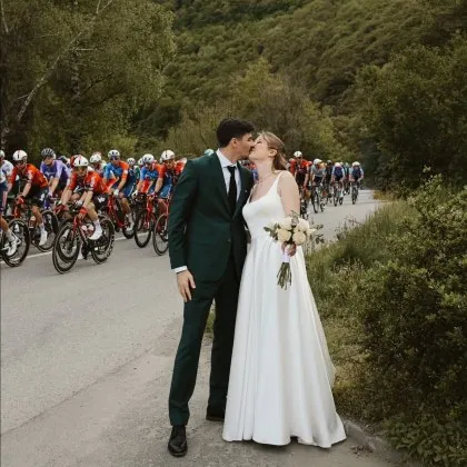 Младоженците, които целият свят видя: Коя е двойката, венчали се на Giro d'Italia?