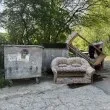 Дивани, стоварени с каруца, възпрепятстват сметосъбирането в София СНИМКИ