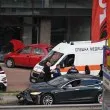 Кола се вряза в сграда след катастрофа, жени са пратени в болница СНИМКИ