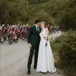 Младоженците, които целият свят видя: Коя е двойката, венчали се на Giro d'Italia?