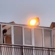 Необичаен прожектор на покрив притеснява столичанка. За какво е?