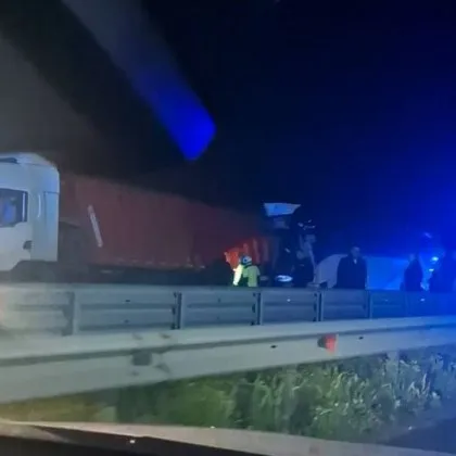 Автобус се вряза в камион край София, има жертва и 20 ранени СНИМКИ