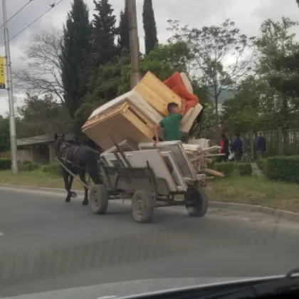 Каруца с огромен товар по улиците на Сливен раздели мрежата СНИМКА