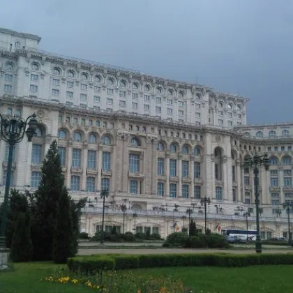 След падането на правителството, в Букурещ започна процедура по импийчмънт на президента