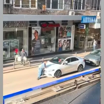 Мъж влезе в роля между Джеки Чан и прима балерина, хвърля се пред коли и тролей ВИДЕО