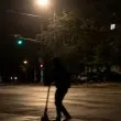 Къде са родителите? Дете с тротинетка "прелетя" през кръстовище, друго го като "герой"