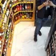 Ловък младеж "отвлече" невинна бутилка от магазин в София ВИДЕА