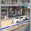 Мъж влезе в роля между Джеки Чан и прима балерина, хвърля се пред коли и тролей ВИДЕО