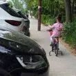 Нов ремонт, нови проблеми: Пешеходци са принудени да се провират между стълб и брони на коли СНИМКИ