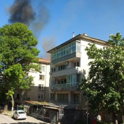 Черен дим над Кючука: Пожар пламна до блокове в Пловдив, полиция затвори улица СНИМКИ