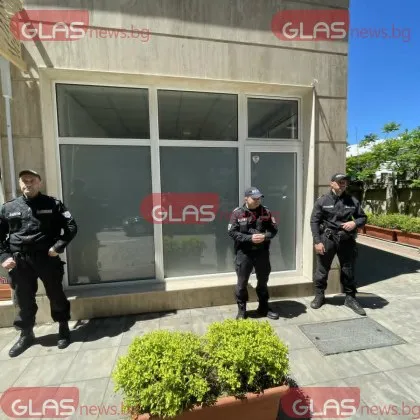 Полиция и жандармерия с операция в района на мол "София" СНИМКИ