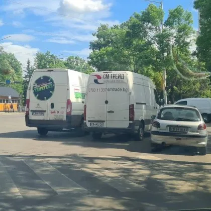 "Тройно паркиране" на метри от "зебра" в София СНИМКИ