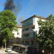Черен дим над Кючука: Пожар пламна до блокове в Пловдив, полиция затвори улица СНИМКИ