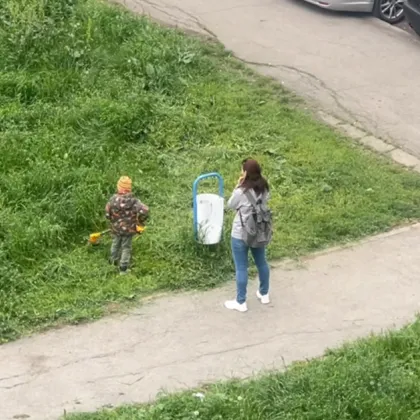 Искаш да играеш пред блока? Първо си окоси! ВИДЕО