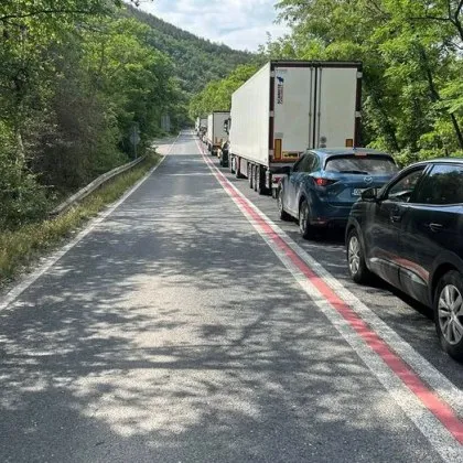 Катастрофа блокира трафика при Кресна, има километрично задръстване СНИМКИ