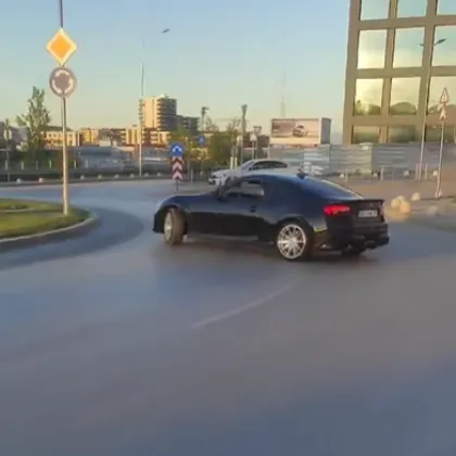 Младежи дрифтиха в кръгово в София, мрежата избухна ВИДЕО