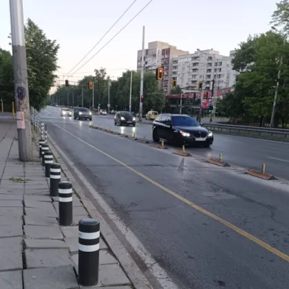 Шофьор на БМВ спря по средата на бул. "Сливница", за да си купи баница ВИДЕО